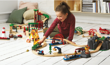 Avec le grand circuit Plateforme multimodale de BRIO, les enfants découvrent le plaisir de construire tout en hauteur